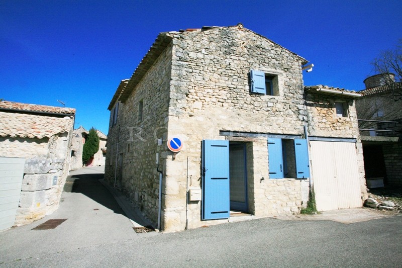 Vente Dans un village du Luberon, à vendre,  maison de village en pierres, idéale comme pied à terre en Provence