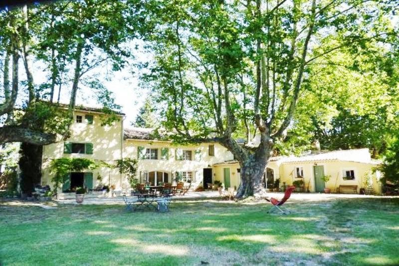For sale in the Pays des Sorgues, provençal renovated farmhouse with winter garden, swimming pool and park over 6 500  m²