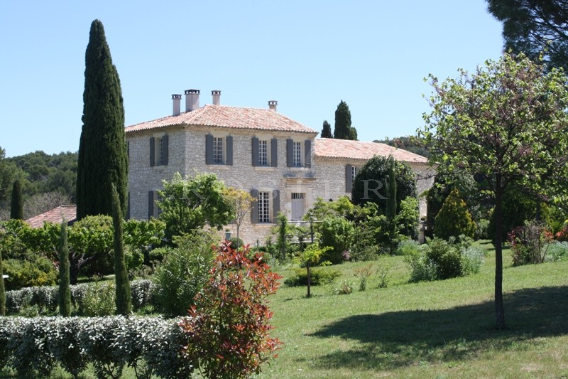 For sale, facing the Mont Ventoux and the Dentelles of Montmirail, this outstanding property with courtyard, landscaped park and swimming pool on 7,5 acres of land.