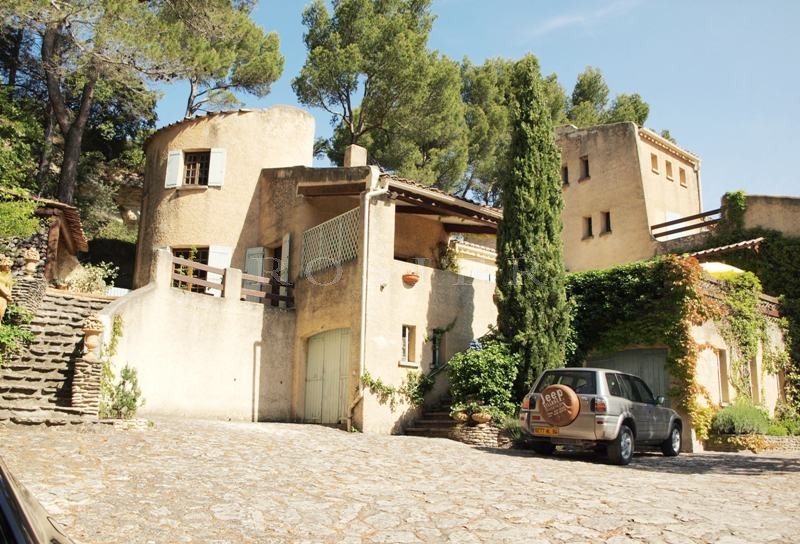 Facing the Mont Ventoux, for sale, very spacious house of 400 m² in very green and quiet surroundings 