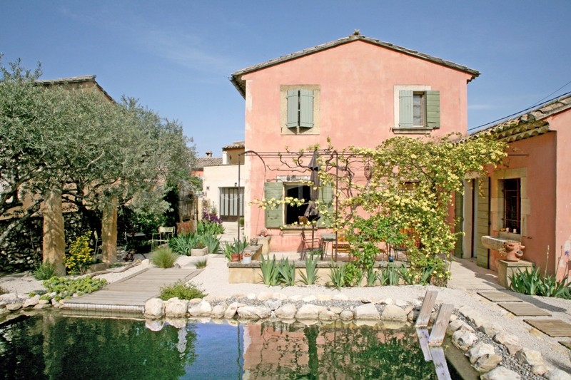Vente A vendre dans le Luberon par ROSIER,  dans un village très animé, charmante maison avec  piscine et jardin clos