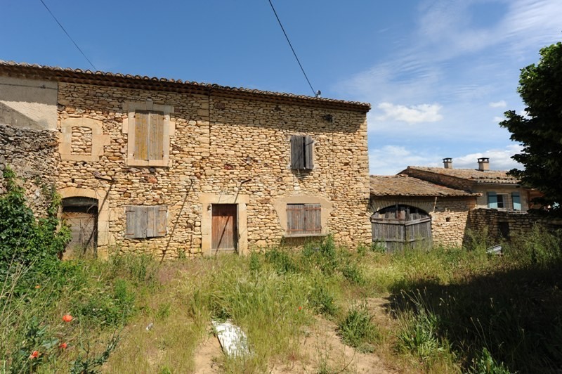 For sale, Gordes, semi-detached old farmhouse with swimming pool to restore. Possible Architect 's project. 