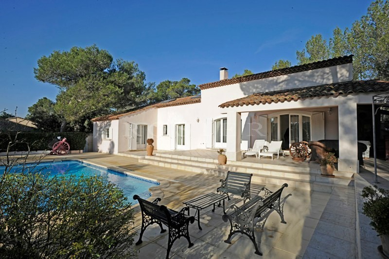 Vente En vente en Provence, près d'un golf,  belle et confortable maison contemporaine de 185 m², avec piscine.