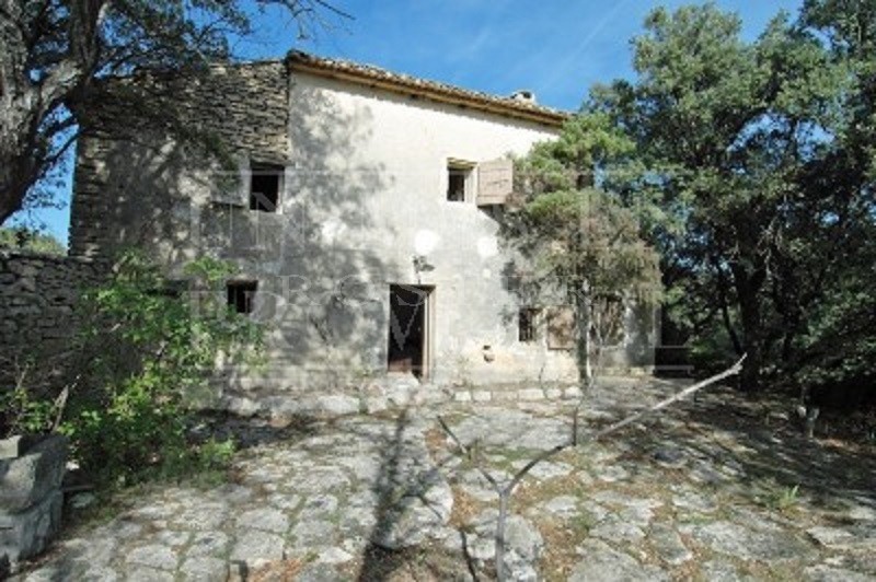 Near Gordes in Luberon, for sale, beautiful sheepfold in stones on 3 hectares of land