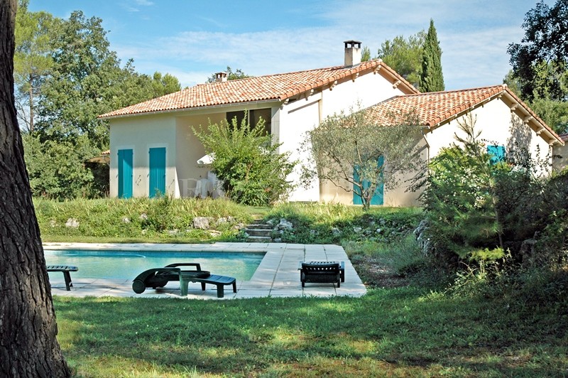 Vente Pays des Sorgues, en vente,  plaisante maison sous les pins avec piscine