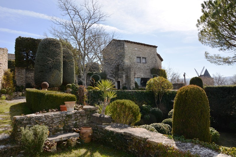 Vente En vente, située sur les hauteurs d'un village, rare maison de caractère,  avec charmant jardin en terrasse et vue exceptionnelle