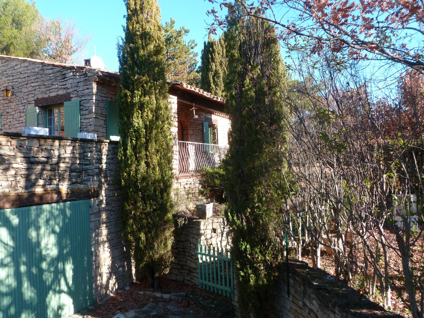 For sale in Luberon, stone house with terraces, swimming on a 6 000 m² garden