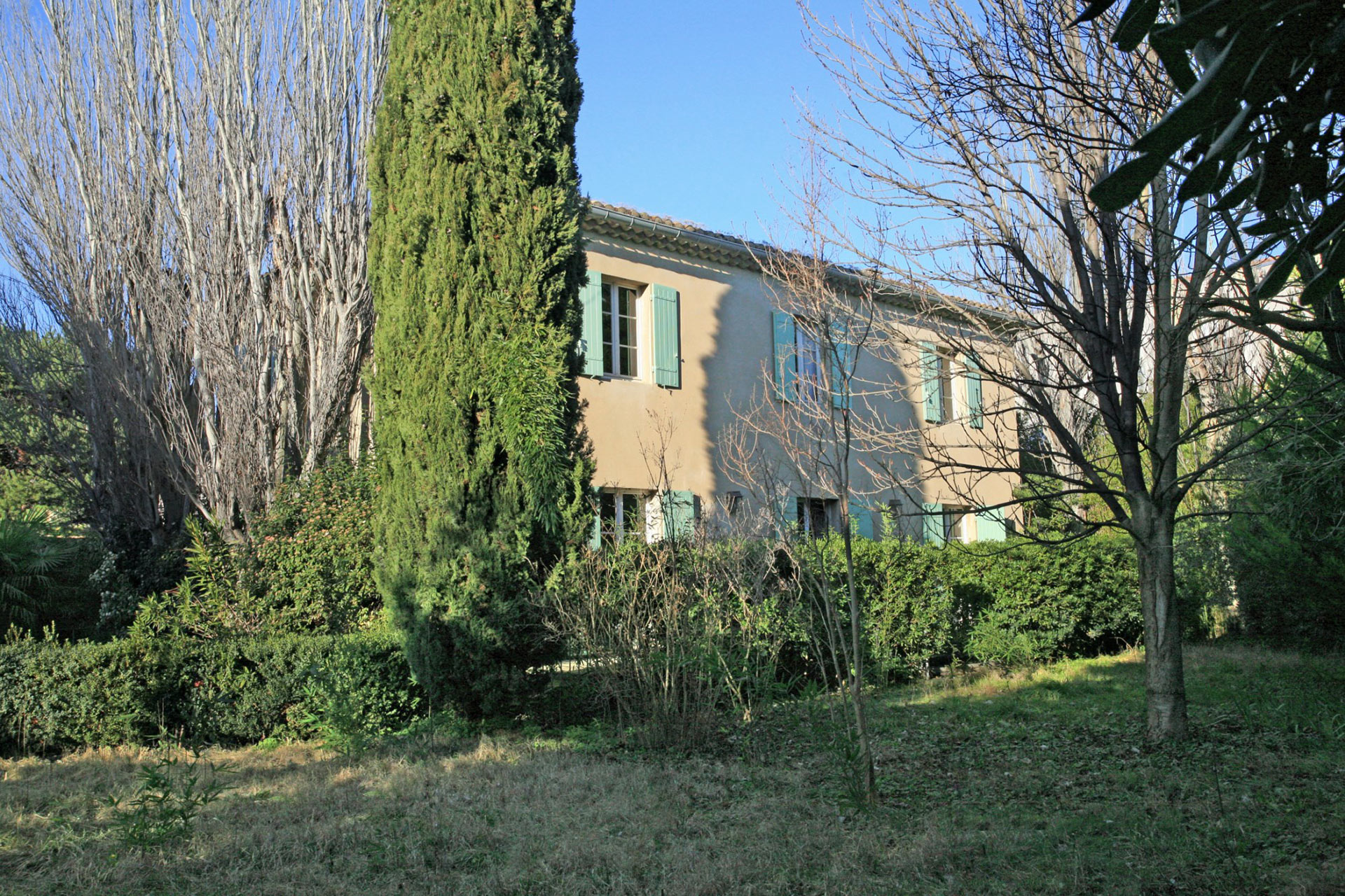 In Provence, for sale, in a quiet area in a lively town of the Luberon, pleasant family house with garden