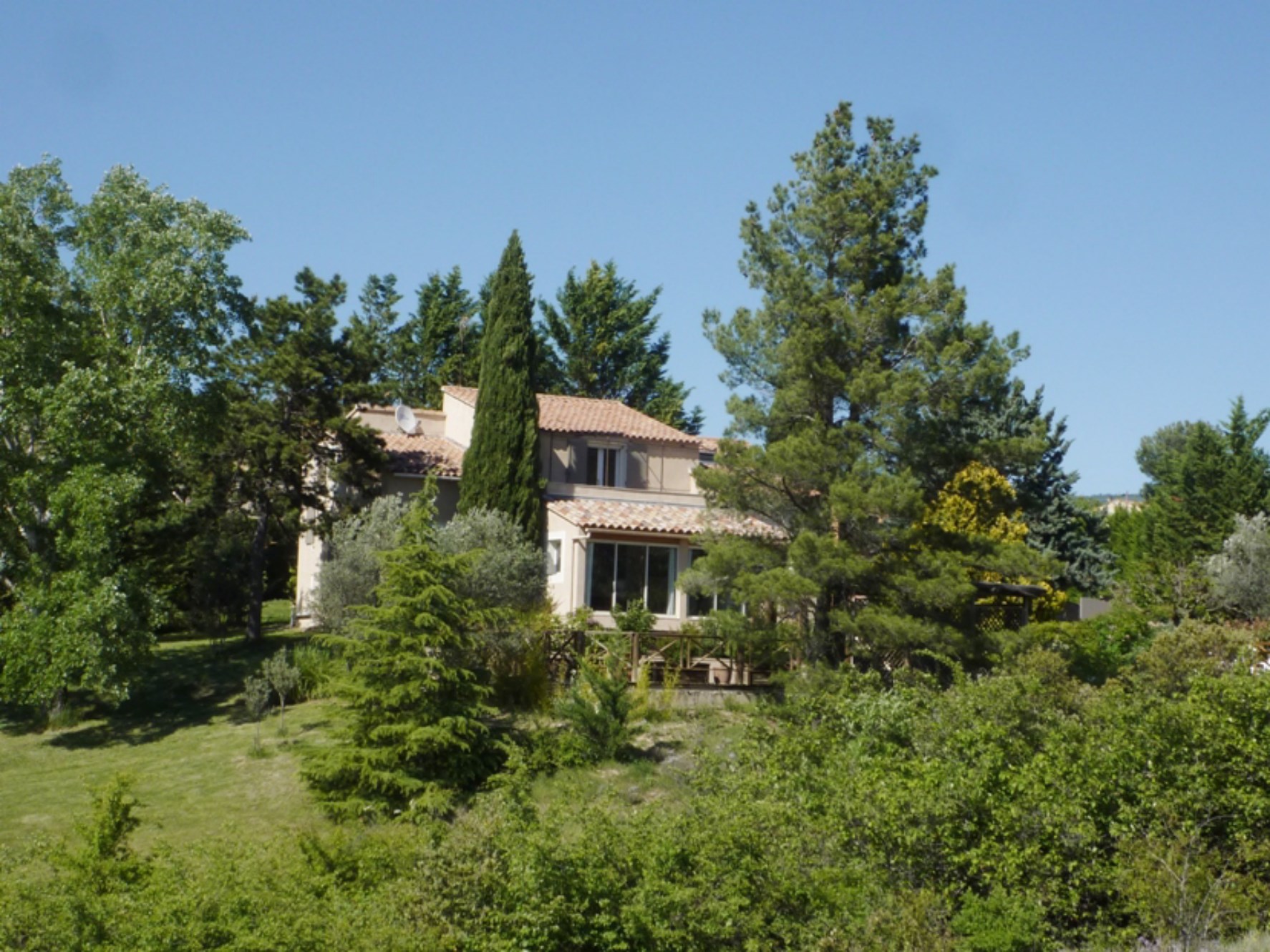 Near Roussillon and Gordes, lovely villa for sale, with garden, swimming pool and view. 