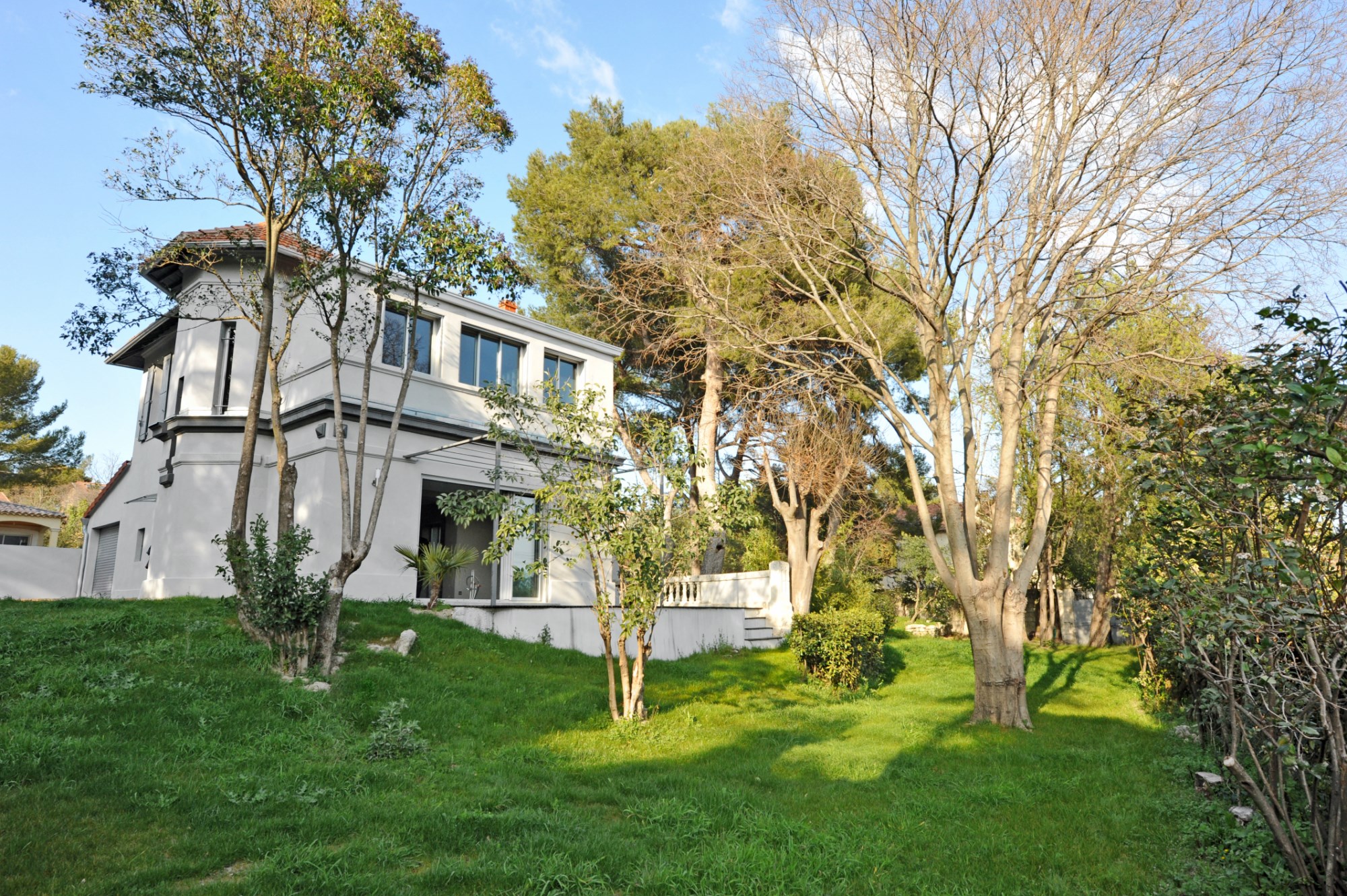 Near Avignon, for sale, beautiful house with garden and lovely views on the valley du Rhone