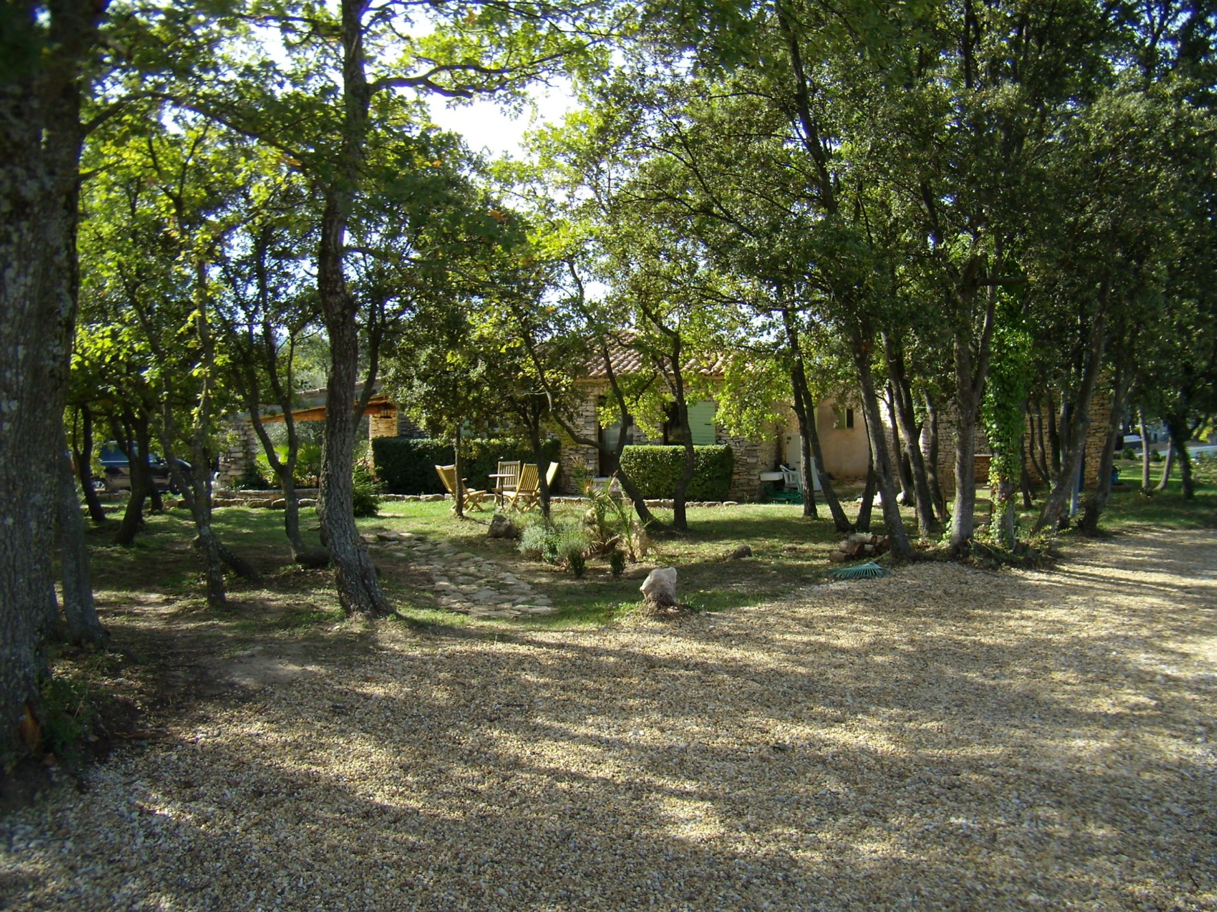 Vente A vendre,  en Luberon, très agréable maison en pierres, jardin paysager de 2 500 m² avec piscine