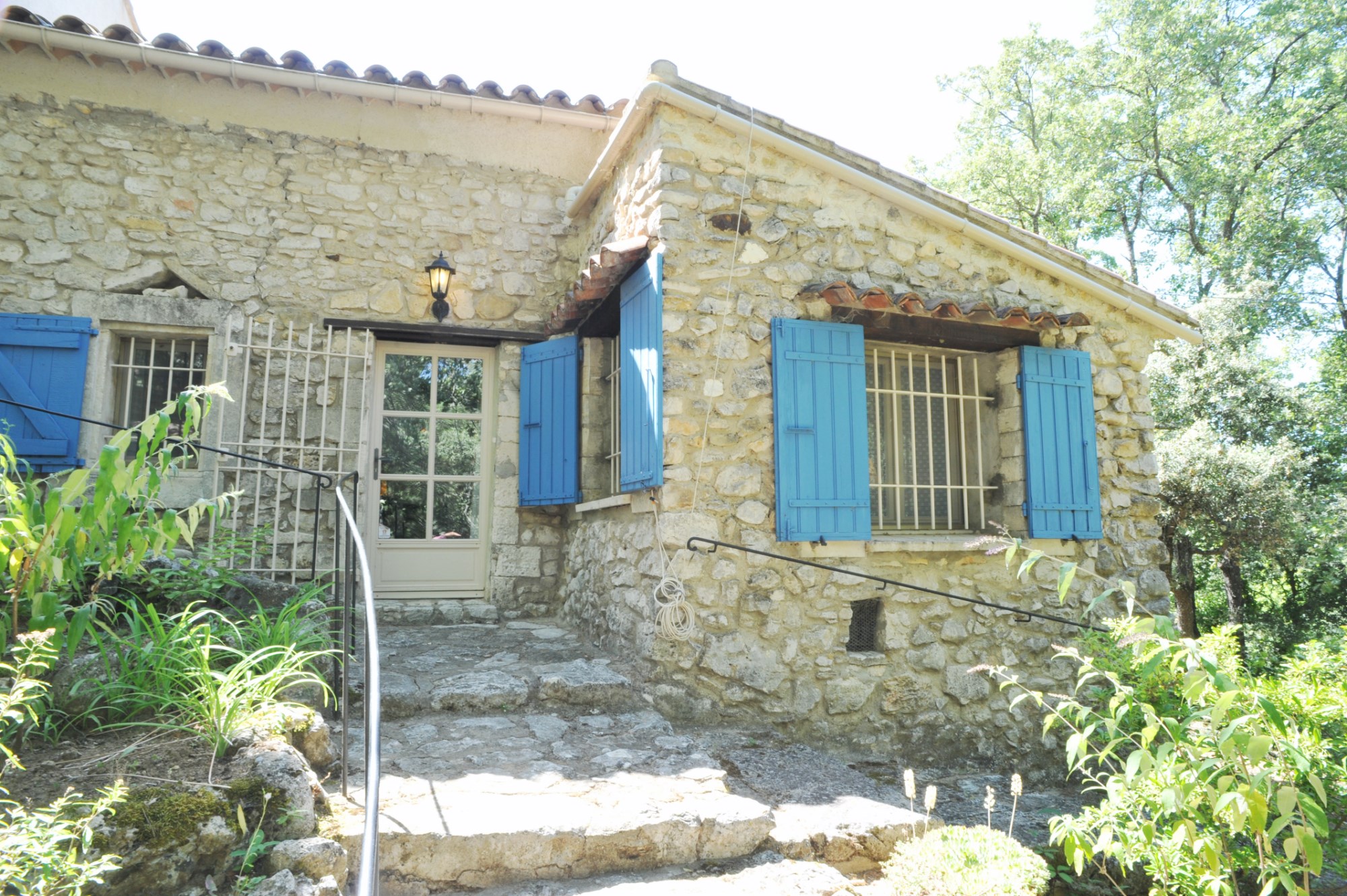 Near the hill top village of Ménerbes, lovely windmill of XVIIth century, enlarged and renovated with a 4 000 m² garden, swimming pool and beautiful views on the countryside 