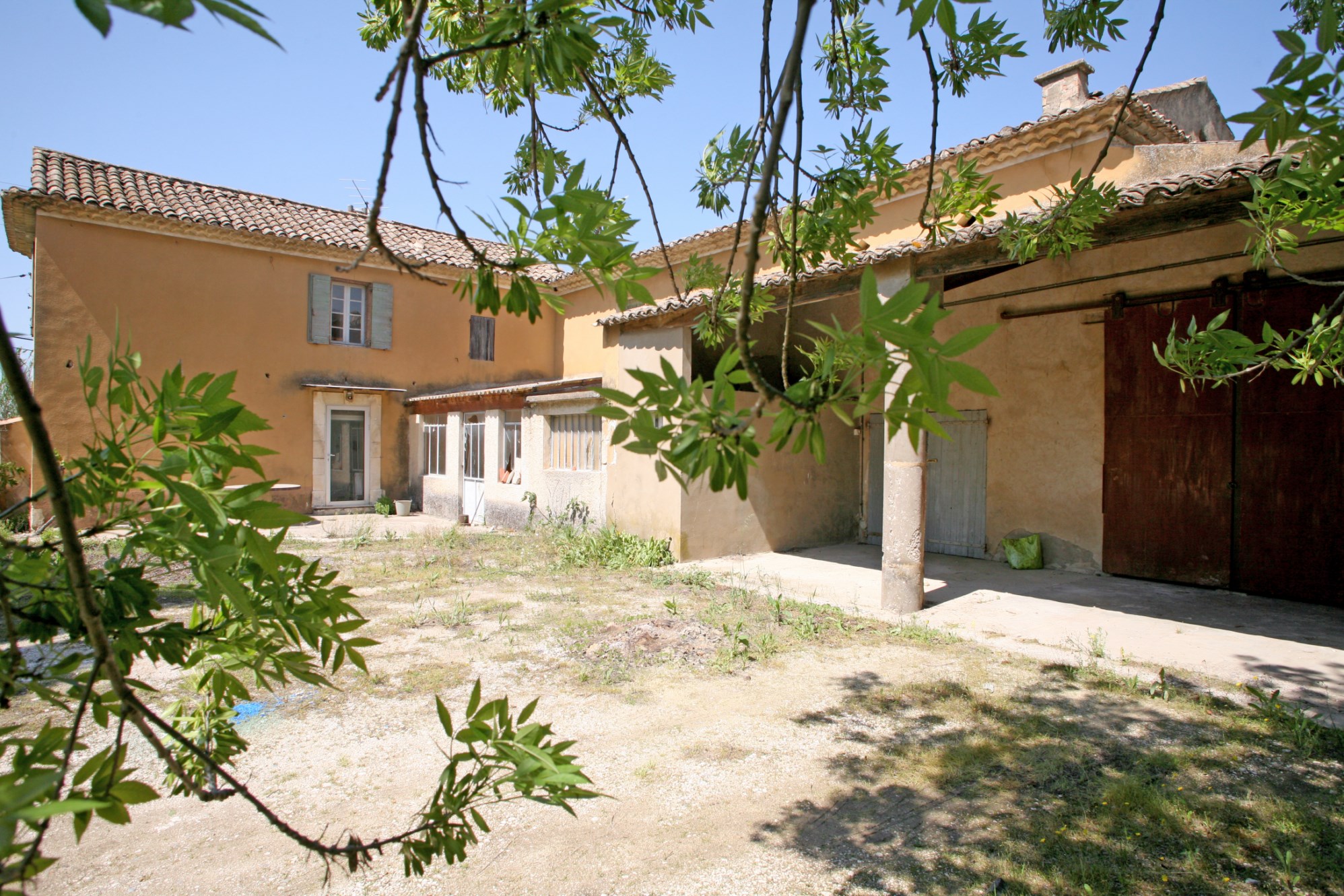 Close to one of the Luberon's famous villages, this beautiful farmhouse, requiring renovation, sits on 3 hectares (7.4 acres) of grounds.