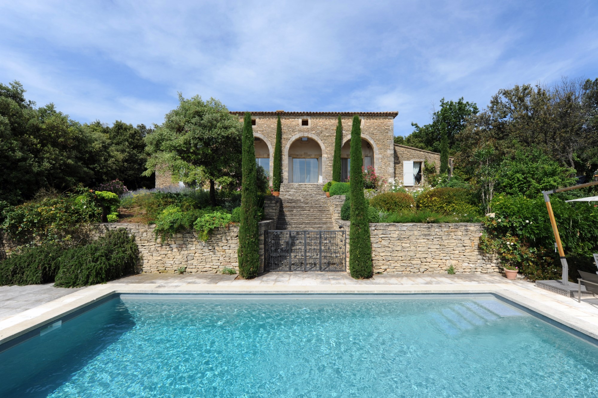 Vente A vendre,  près de Gordes, propriété avec terrasse, piscine et pool house