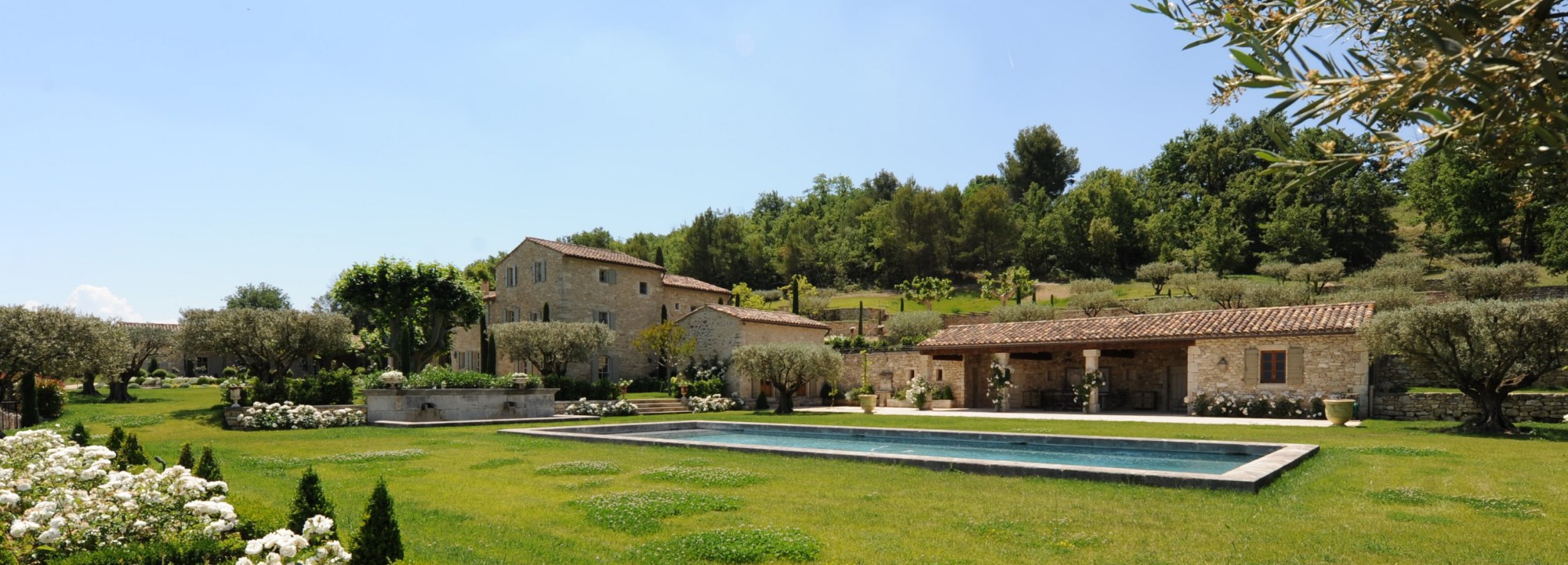 For sale, facing the Luberon, elegant family property, on 3 hectares of grounds