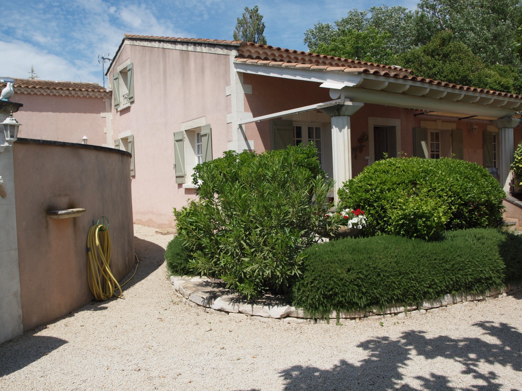 For sale in Isle-sur-la-Sorgue, contemporary 2 small houses for sale