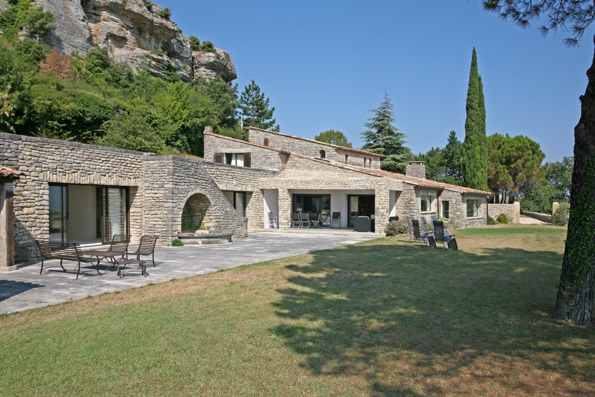 Vente A vendre à Gordes, maison contemporaine en pierres totalement rénovée avec vue superbe sur le Luberon et les Alpilles 