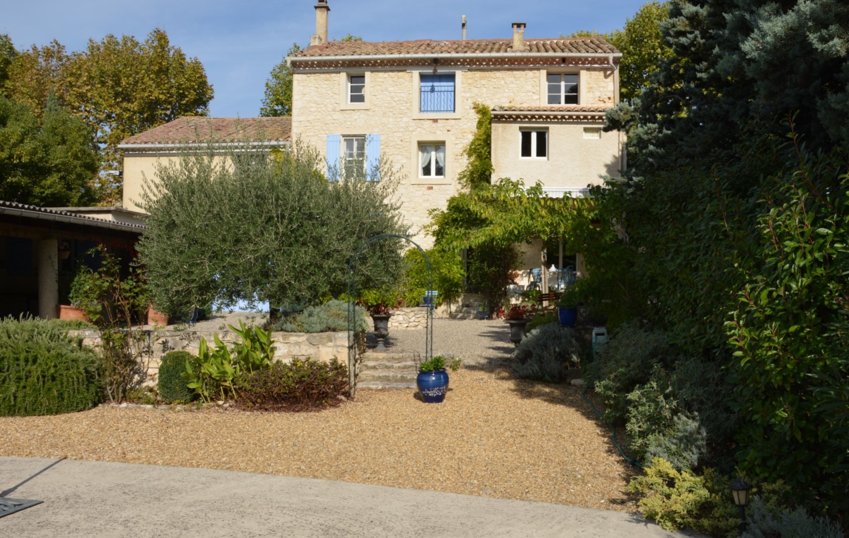 Comtat Vénaissin, mansion property with garden, pond and pool for sale 