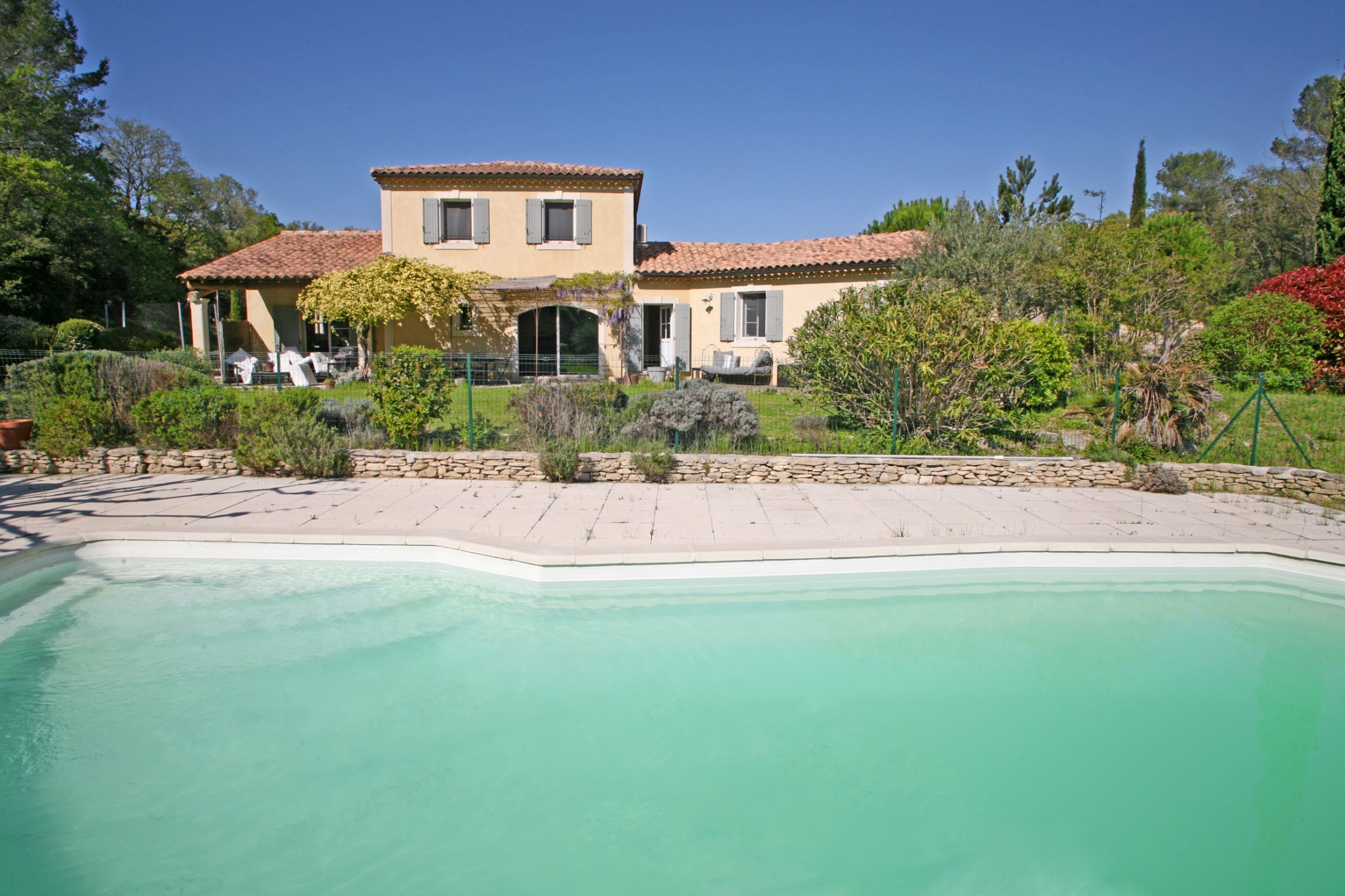 Maison traditionnelle avec piscine aux portes du Luberon