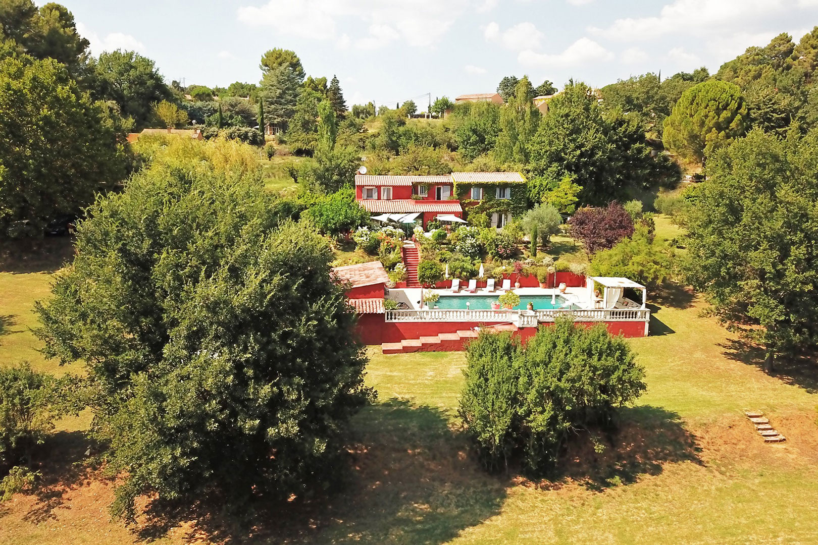 Close to a beautiful village in the Luberon superb villa on its 18,000 m² park