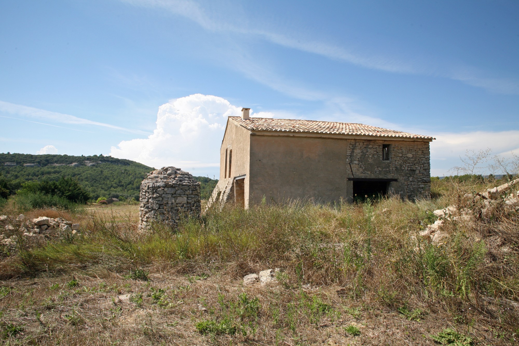 Near Gordes, renovation project on over 2 hectares of land