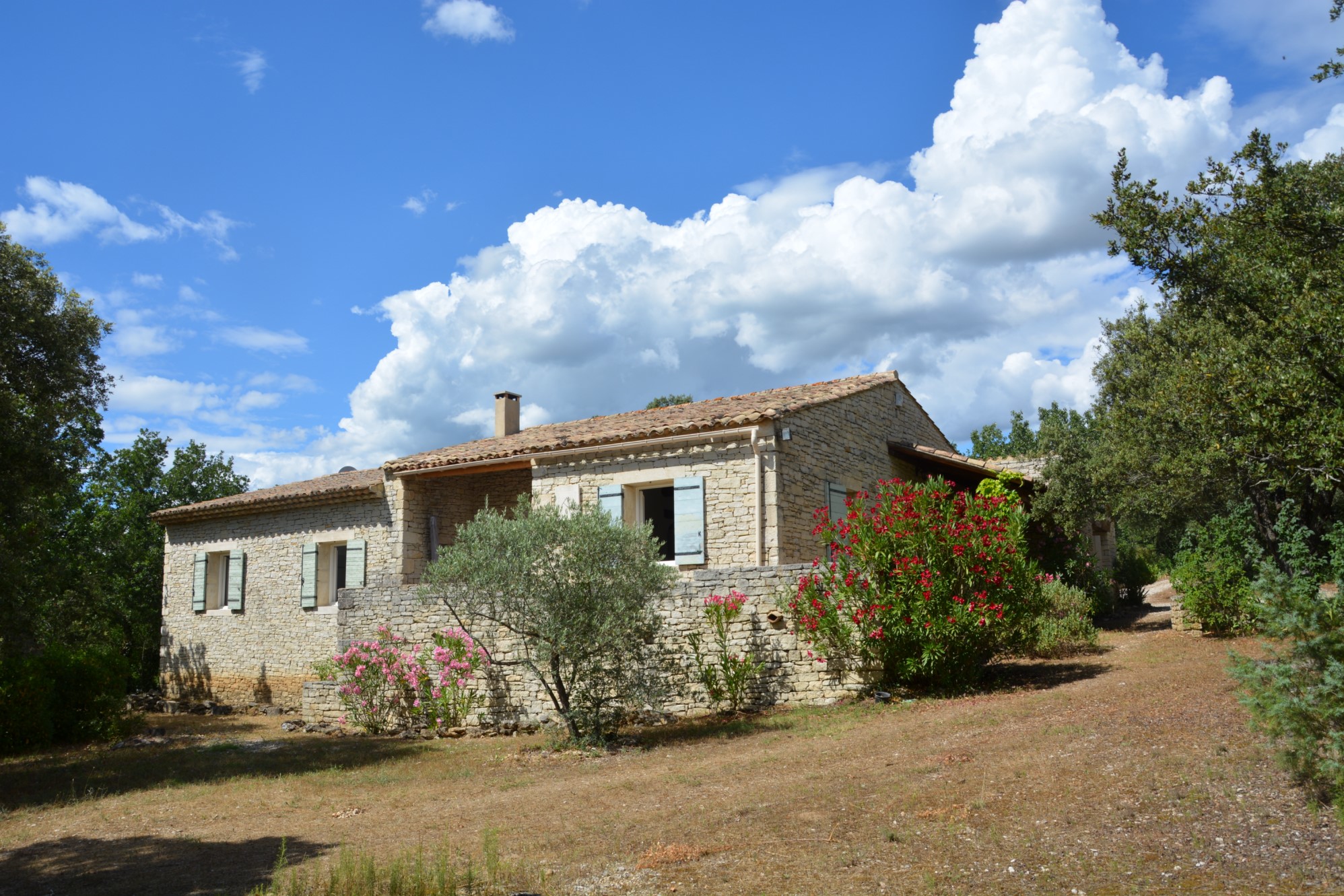 Between Gordes and Menerbes, stone house with pool and outbuildings
