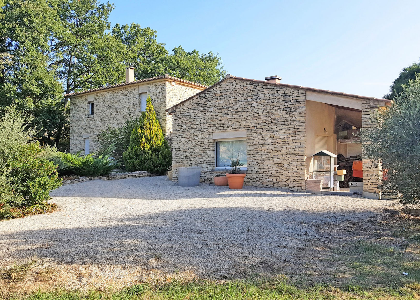 In the Gordes surroundings, house of 330 sqm on a beautiful wooded grounds of about 9000 sqm.