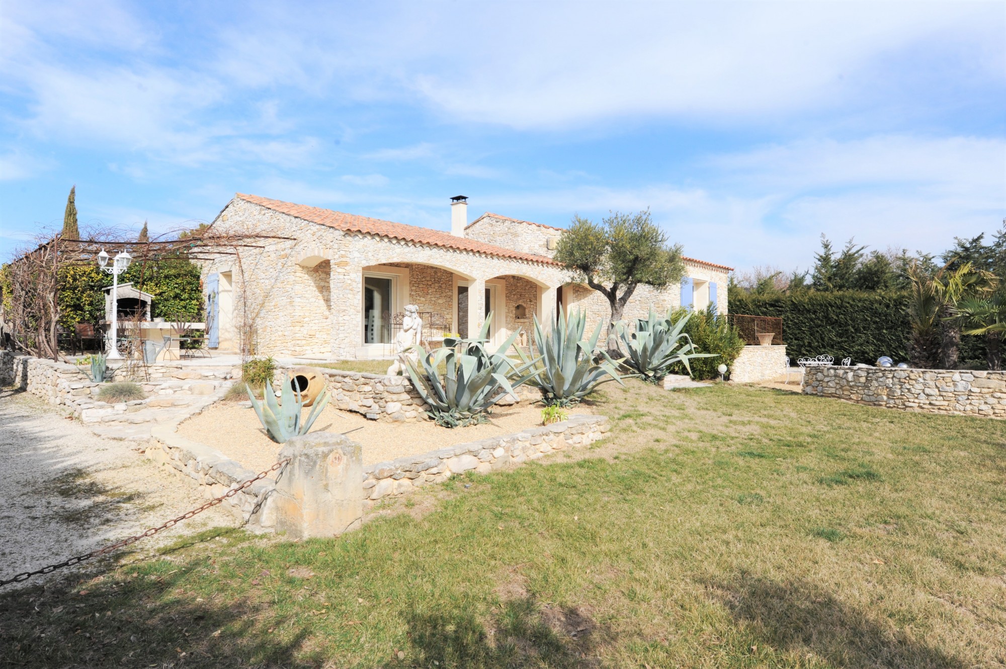 Gordes, stone house, on one level with swimming pool