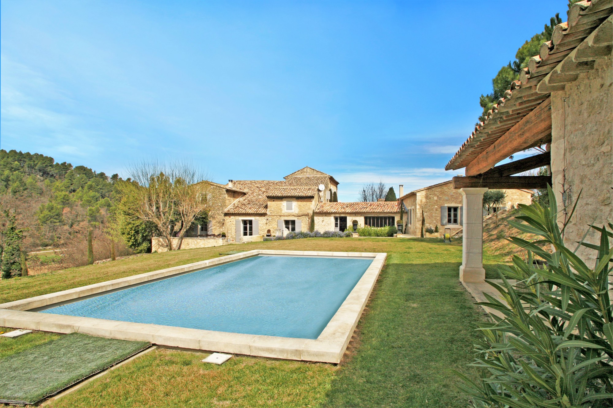 Ménerbes, Pristine stone farmhouse for sale steps from the village with views