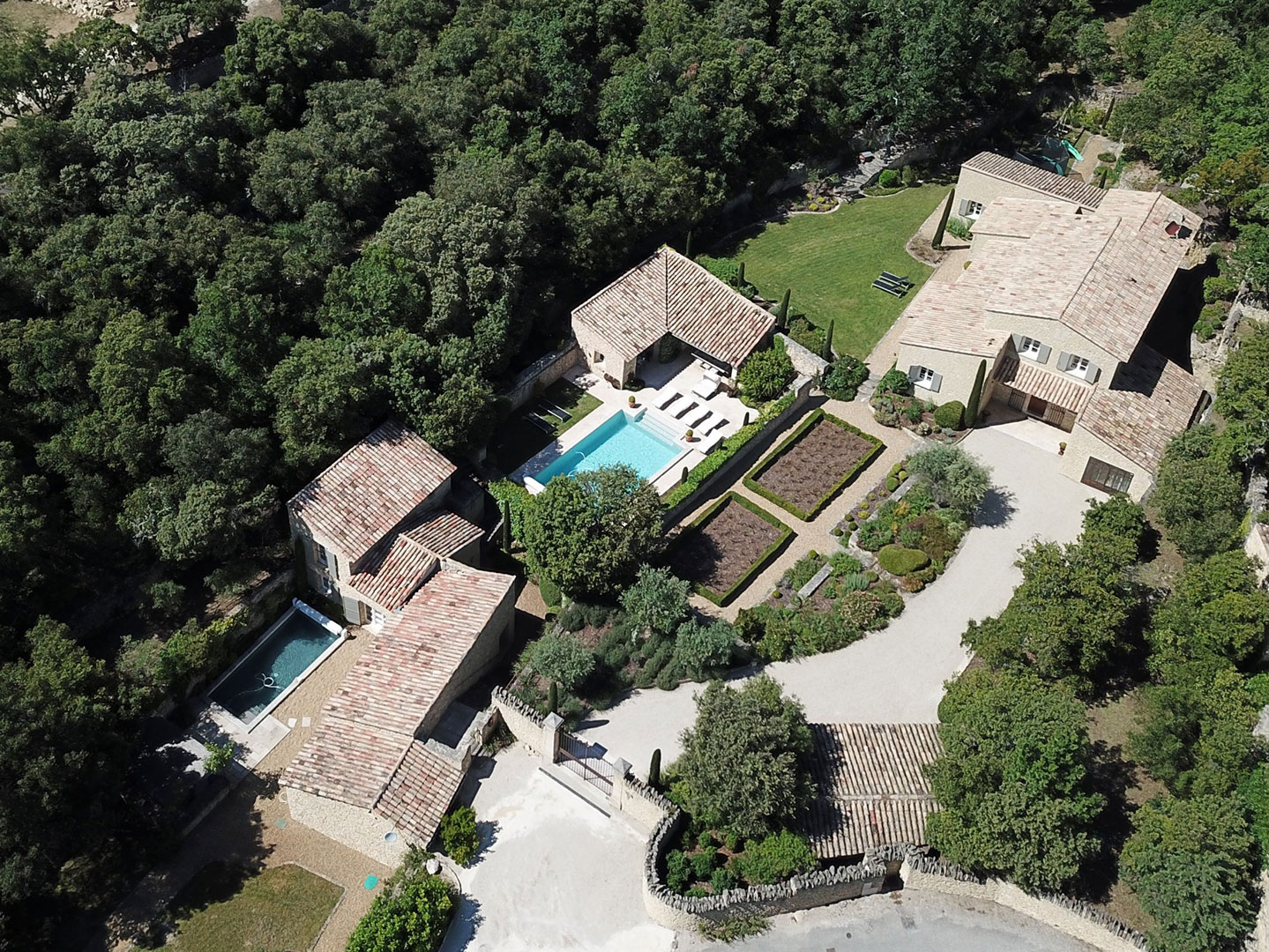 Gordes, Property including two houses and  two swimming pools