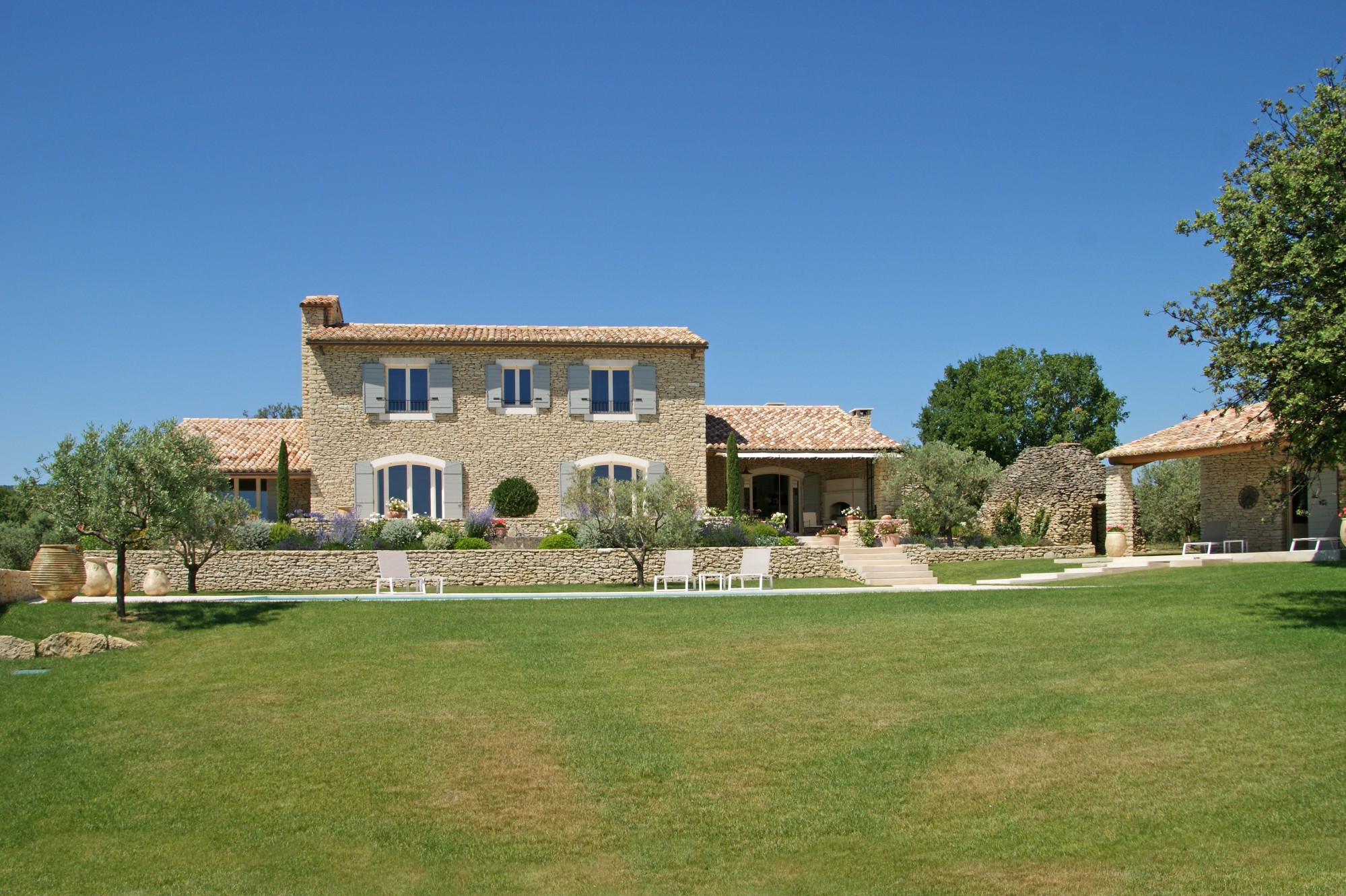 Gordes, superb property for sale in a dominant location
