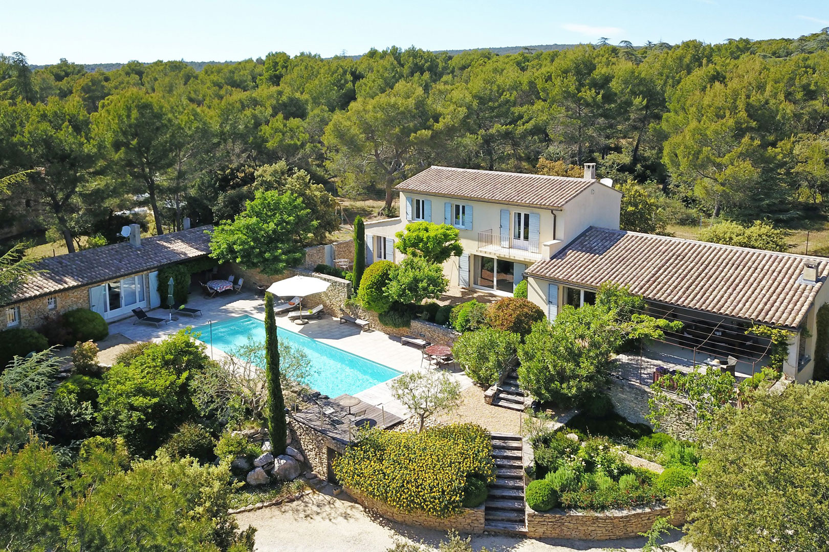 Villa with pool and guest house in Cabrières d'Avignon