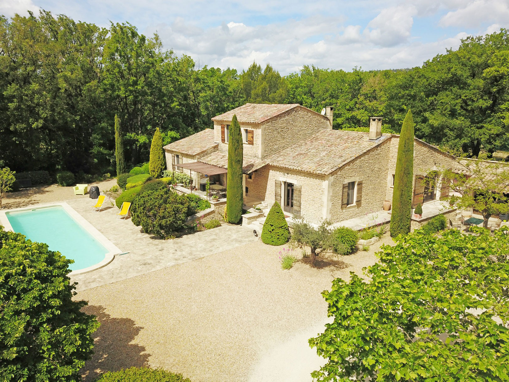 Gordes, nice property with swimming pool on 7600 m²