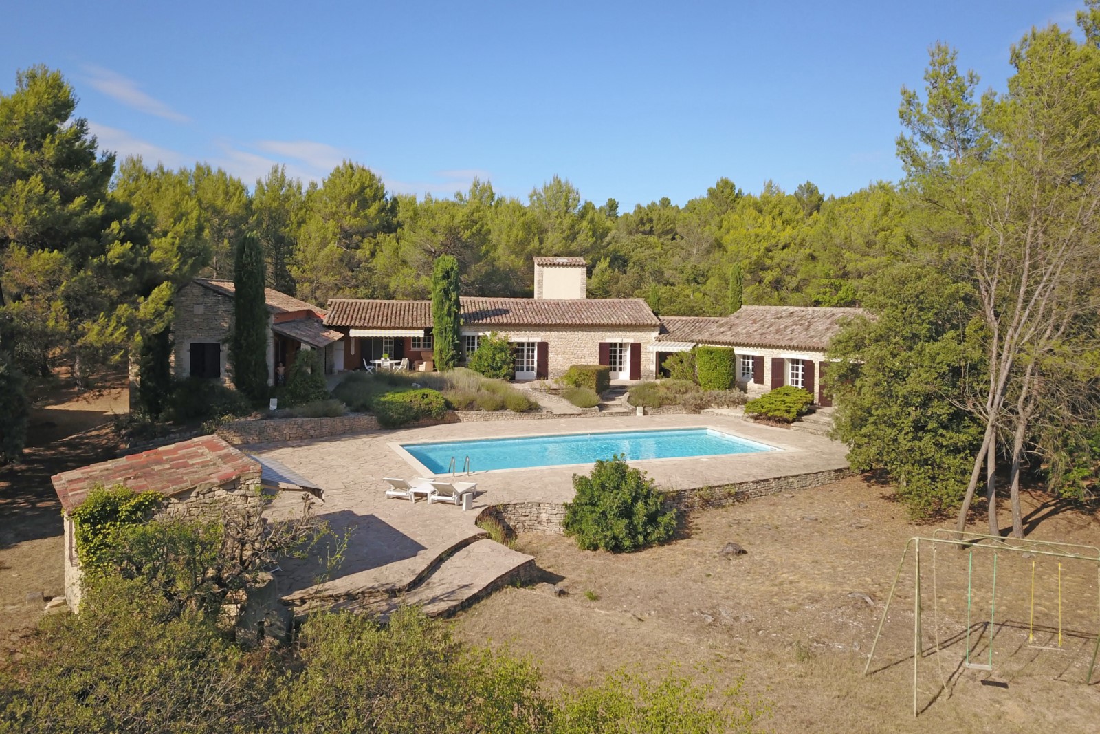 Luberon : Villa on one level with pool and outbuildings
