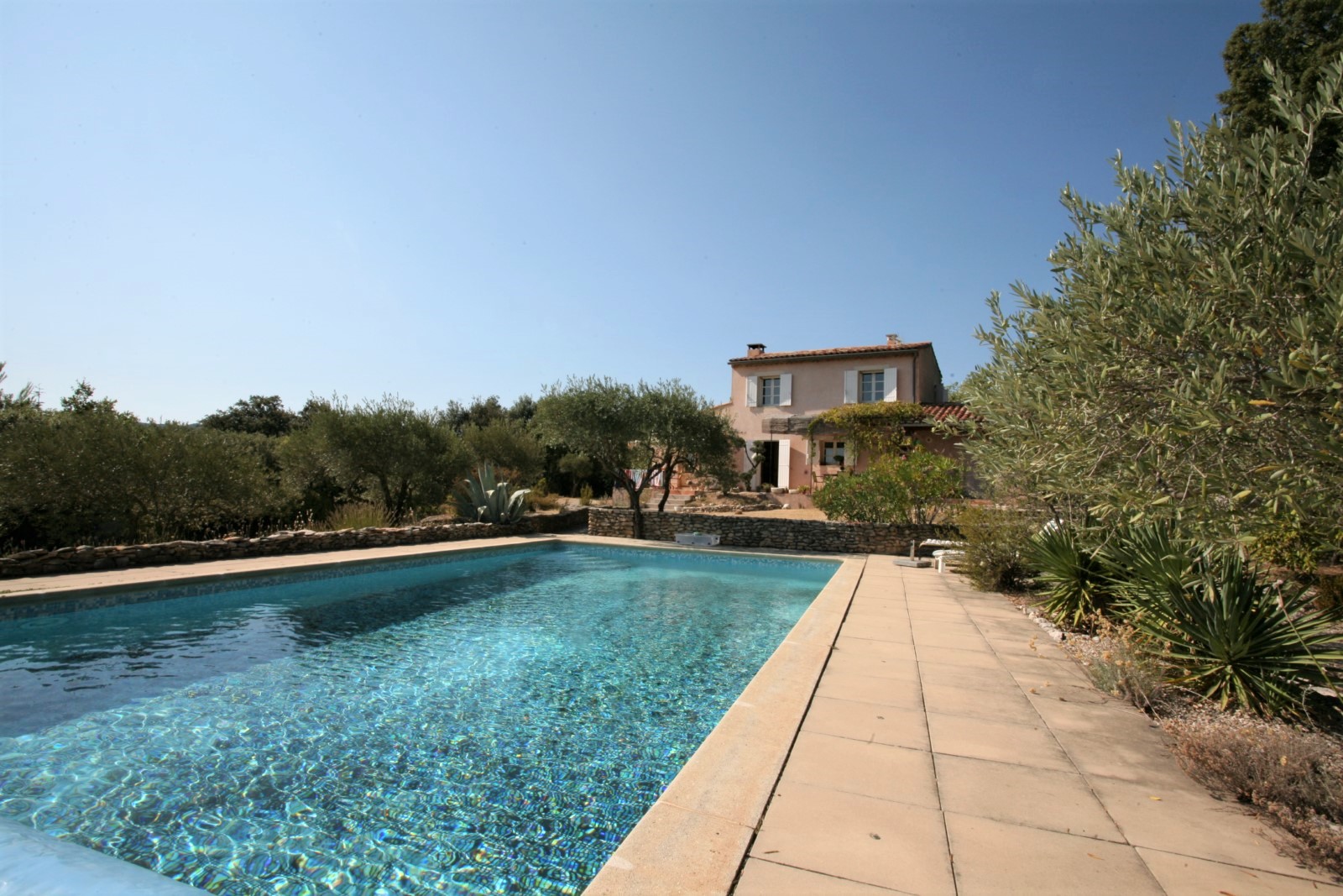 Villa for sale with swimming pool, offering beautiful views of the Luberon
