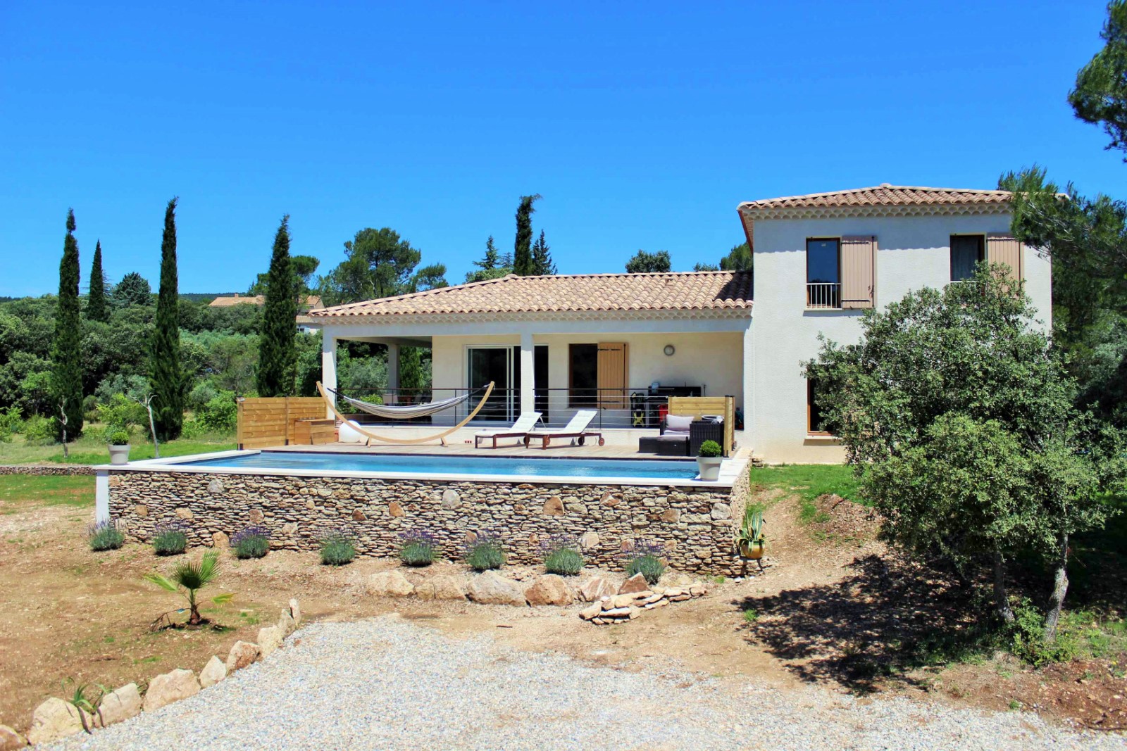 Contemporary villa with views 5 minutes walk from the village of Cabrières d'Avignon