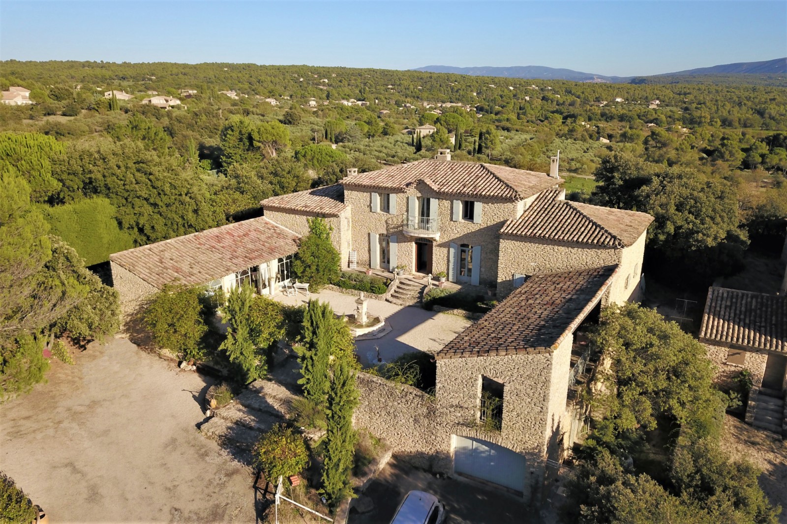 GORDES: stone bastide, cottage and bed and breakfast.