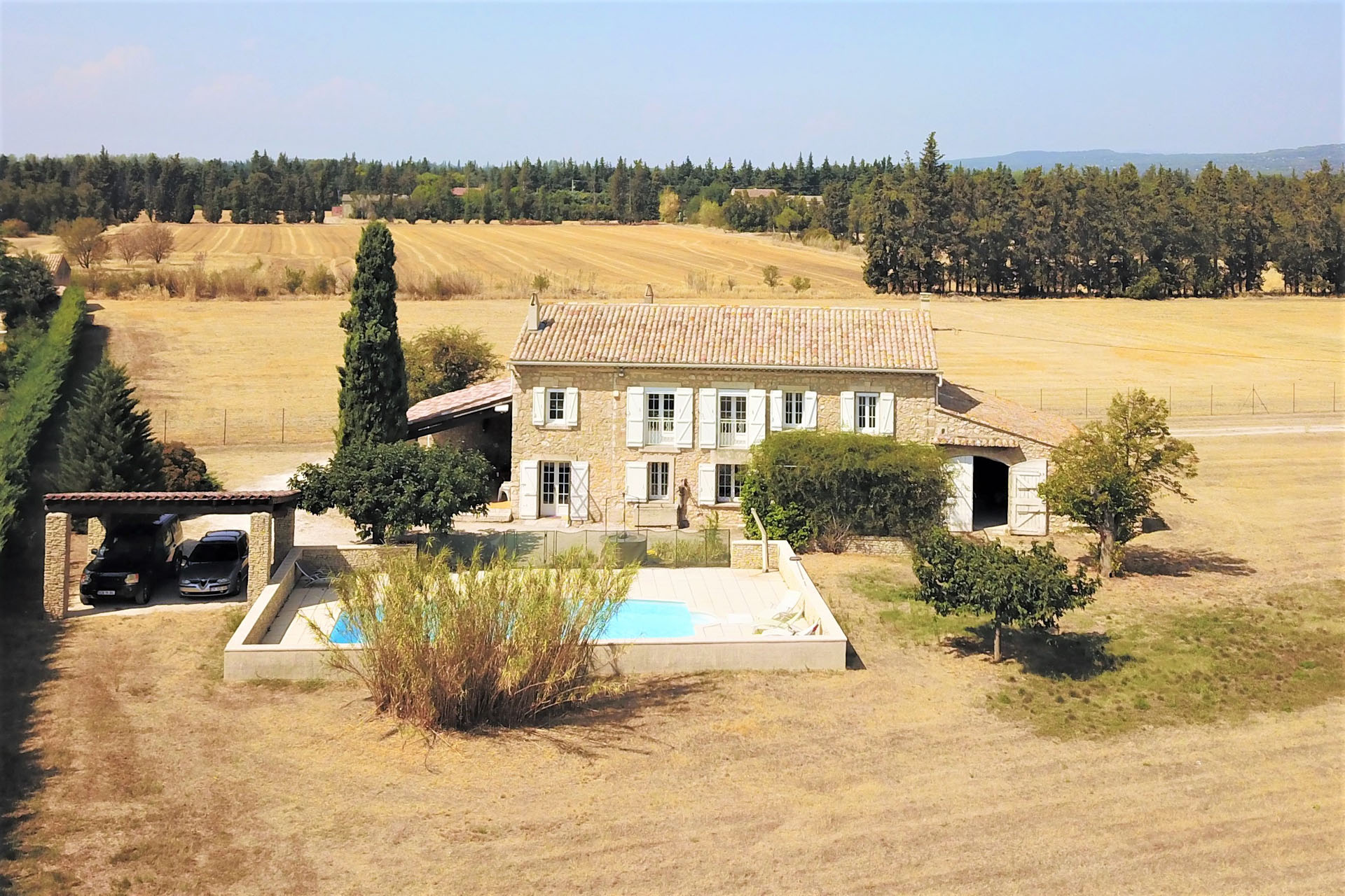 Near Luberon, mas for sale with swimming pool on 1.4 hectare of land.