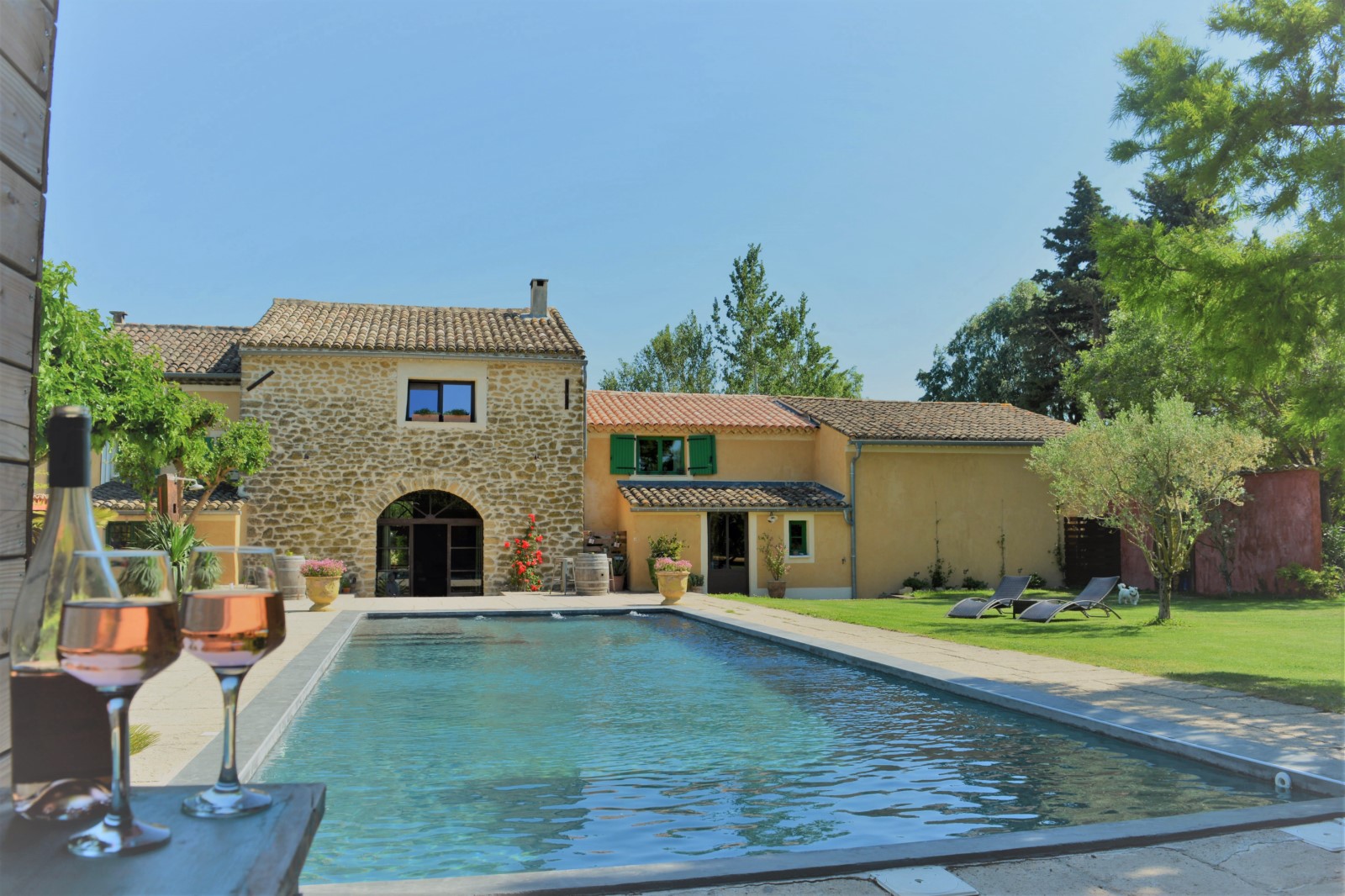 In the area of the Mont Ventoux, beautiful XVIIIth century Provencal farmhouse with guest house