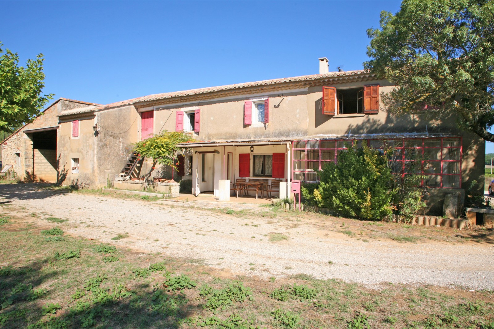 19th century farmhouse on over 6 hectares of land with a beautiful view of the Luberon