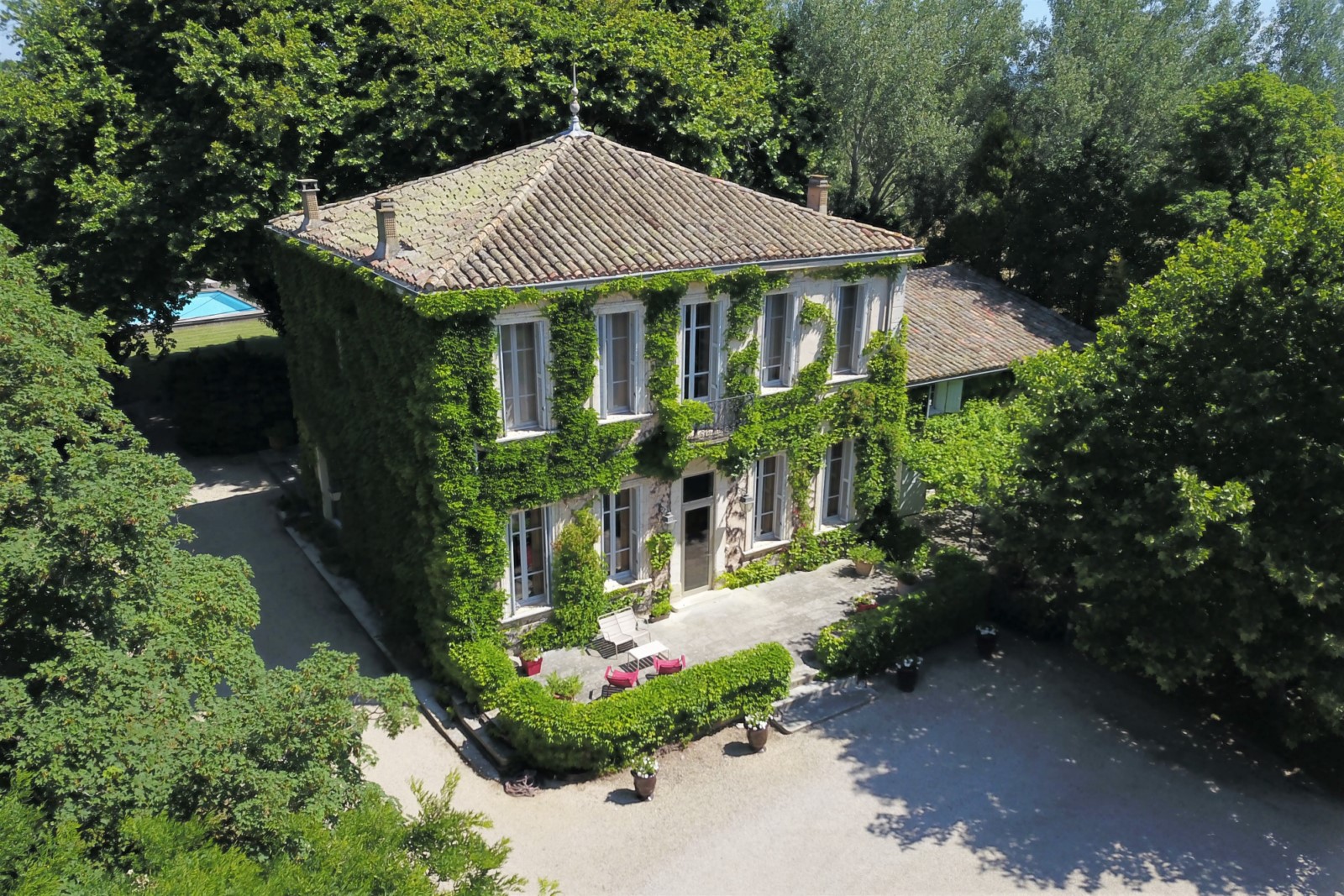 In the countryside of Cavaillon, wealthy 19th-century house on a wooded park of 6,500 sqm with swimming-pool.