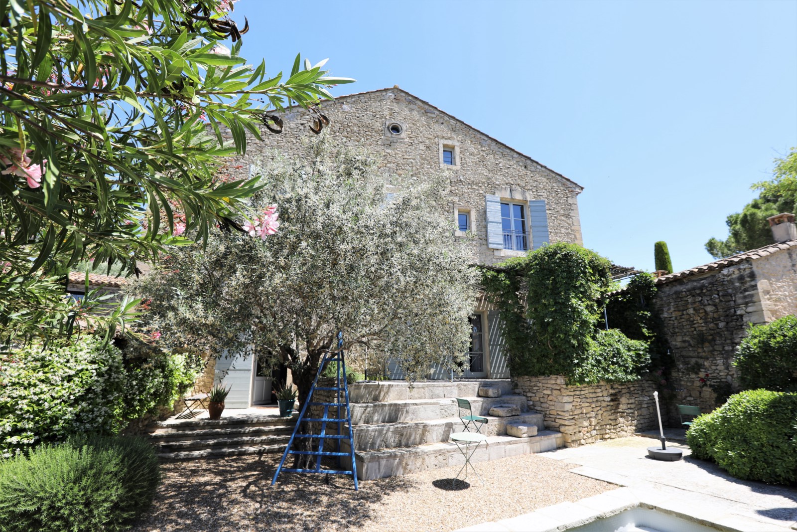Village house with pool in Lagnes