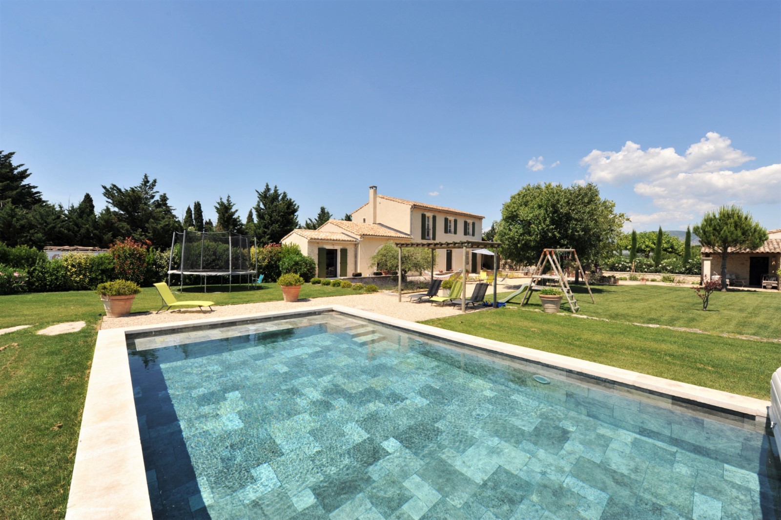In the countryside of Lagnes, beautiful bastide with swimming pool and view 
