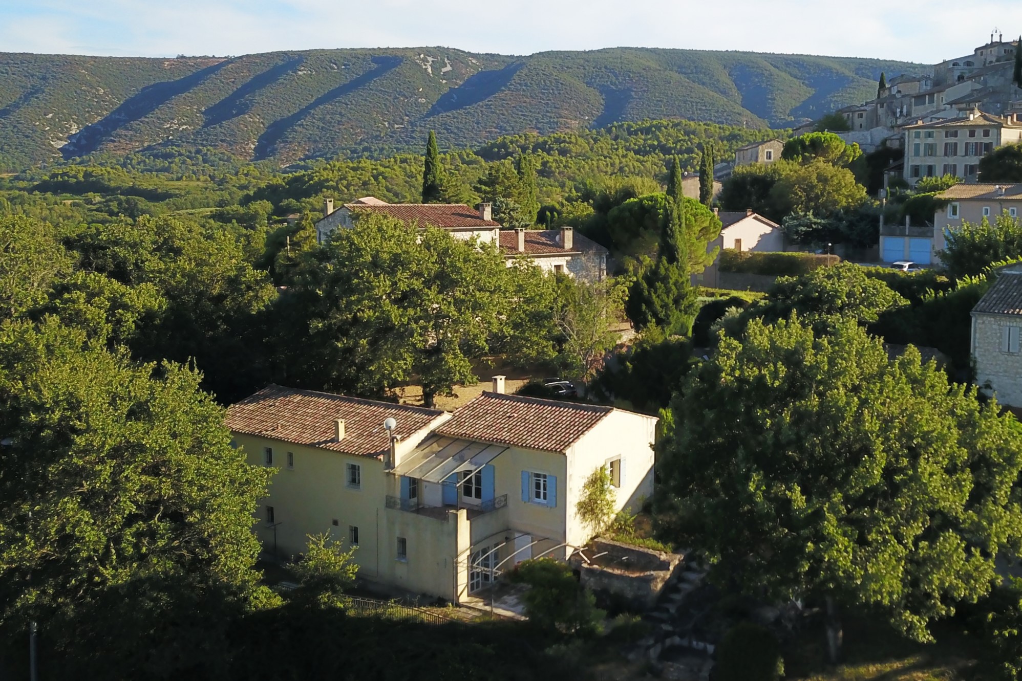 Very bright villa of 180m² on two levels, with beautiful view of the Mont Ventoux