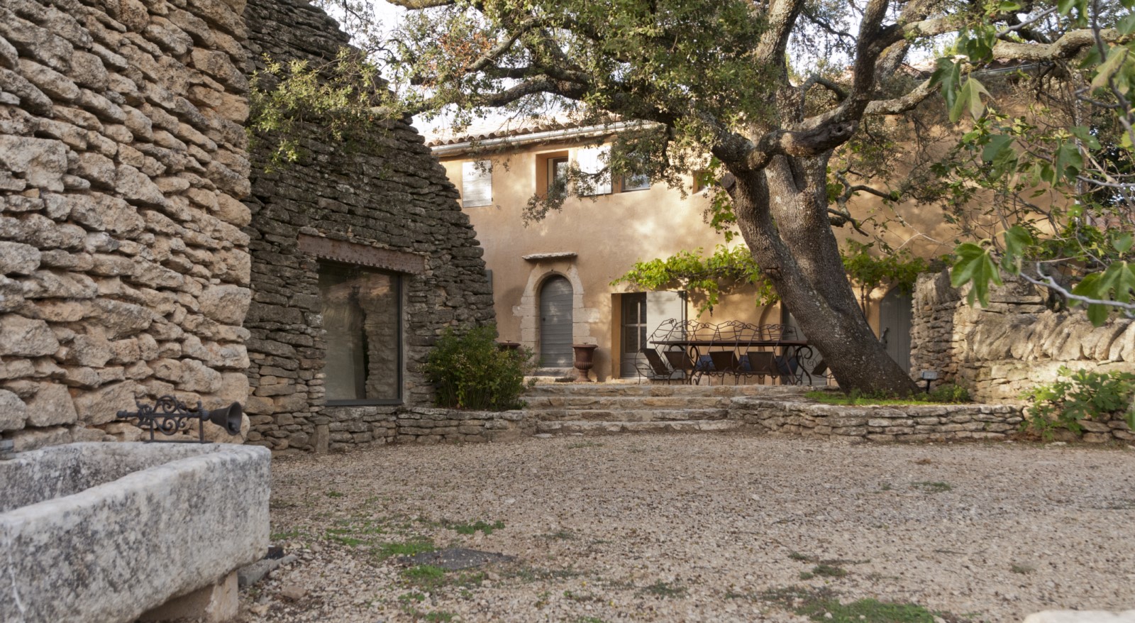 Gordes, authentic sheepfold entirely renovated on a plot over 1 hectare in a very quiet environment 
