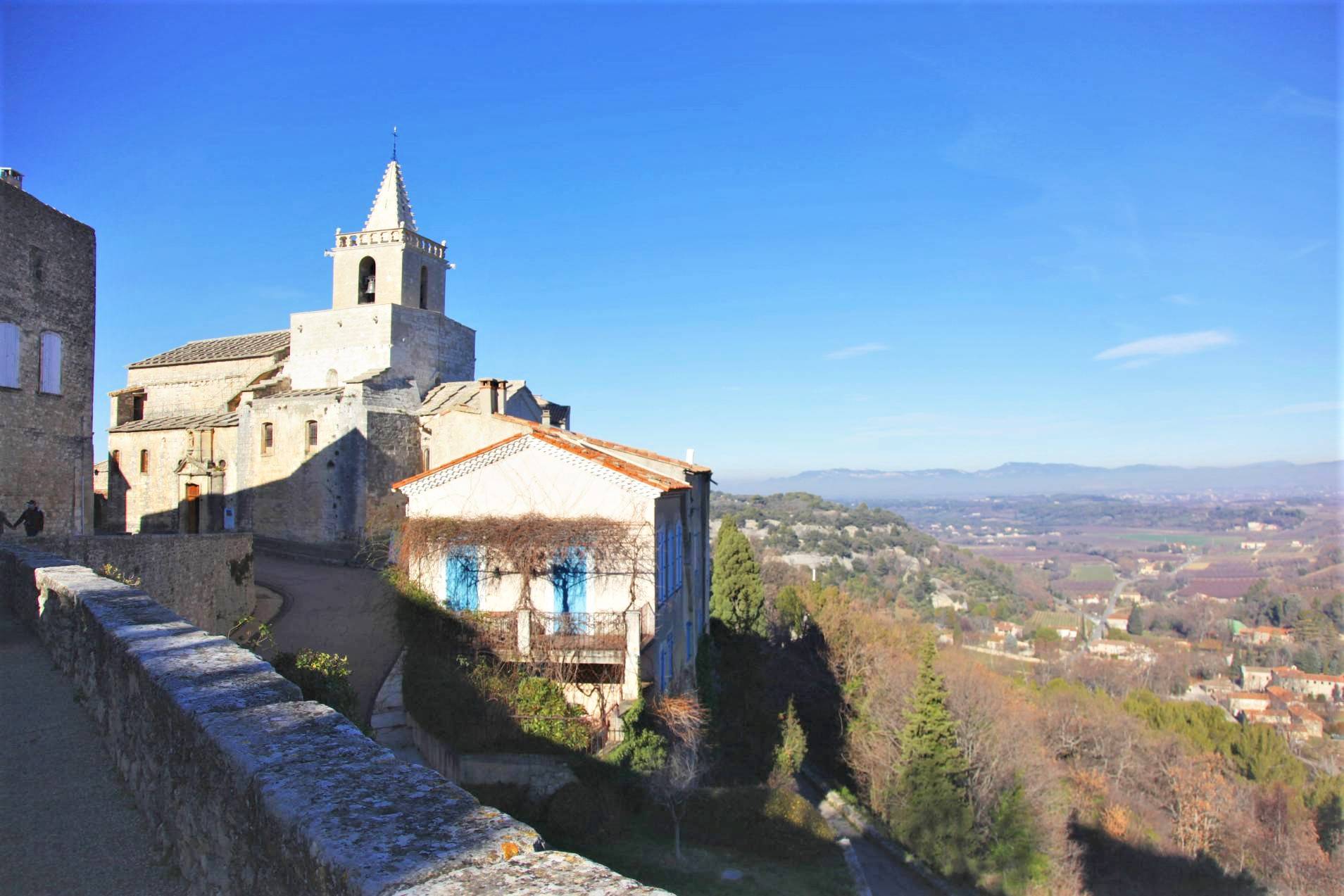 Venasque, village médiéval du Vaucluse riche en histoire et patrimoine