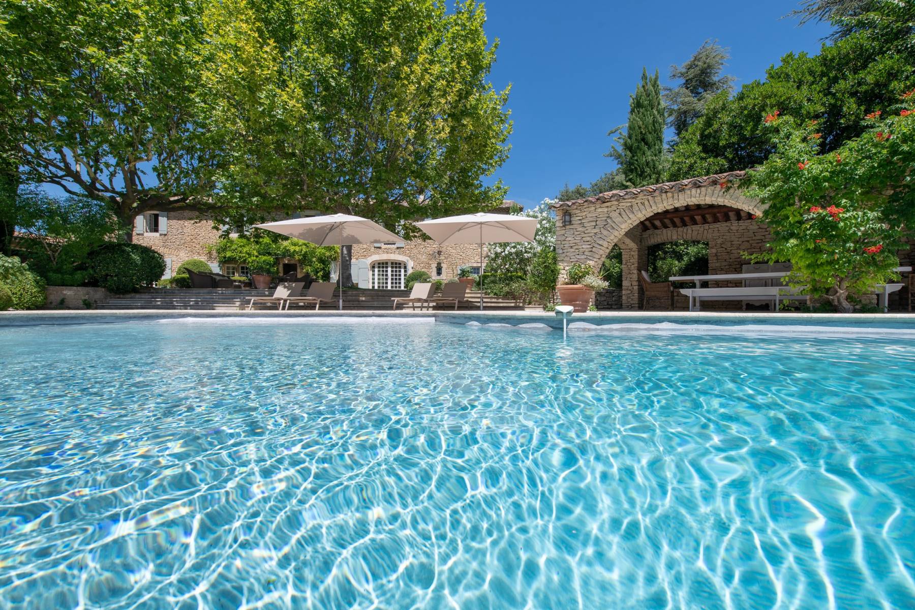 Location propriété au charme provençal traditionnel avec piscine et vue sur le Luberon