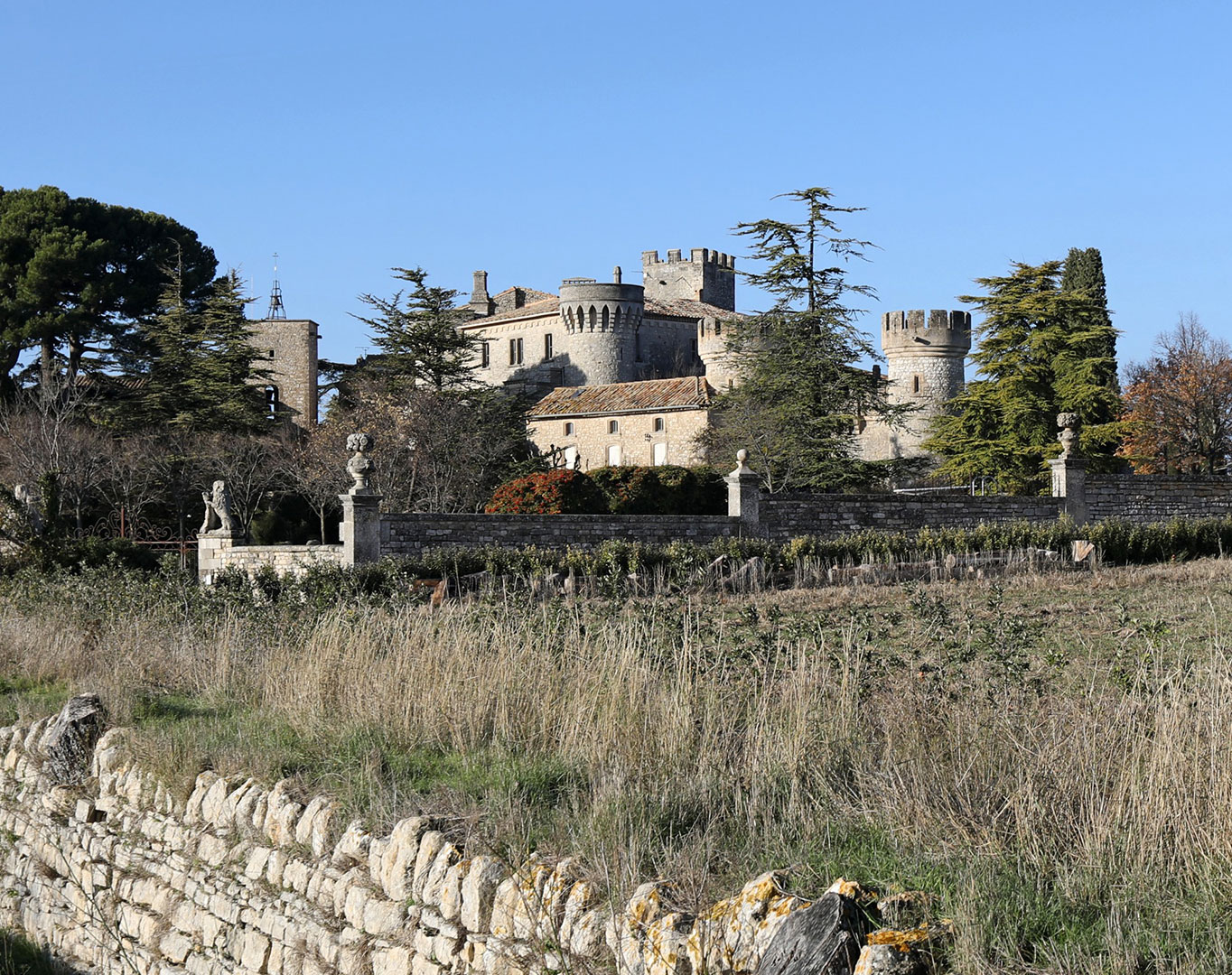 Vue générale du château de Murs, Luberon