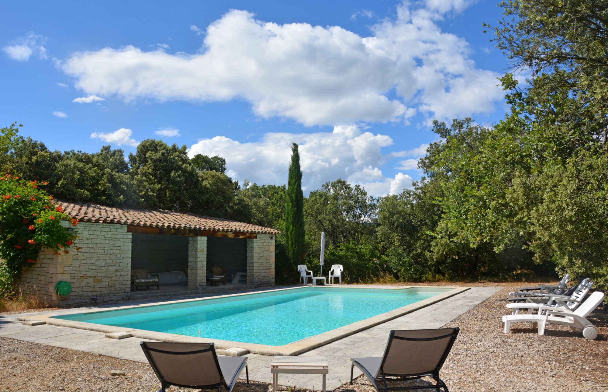 Close to a hamlet in Gordes, charming stone house to rent