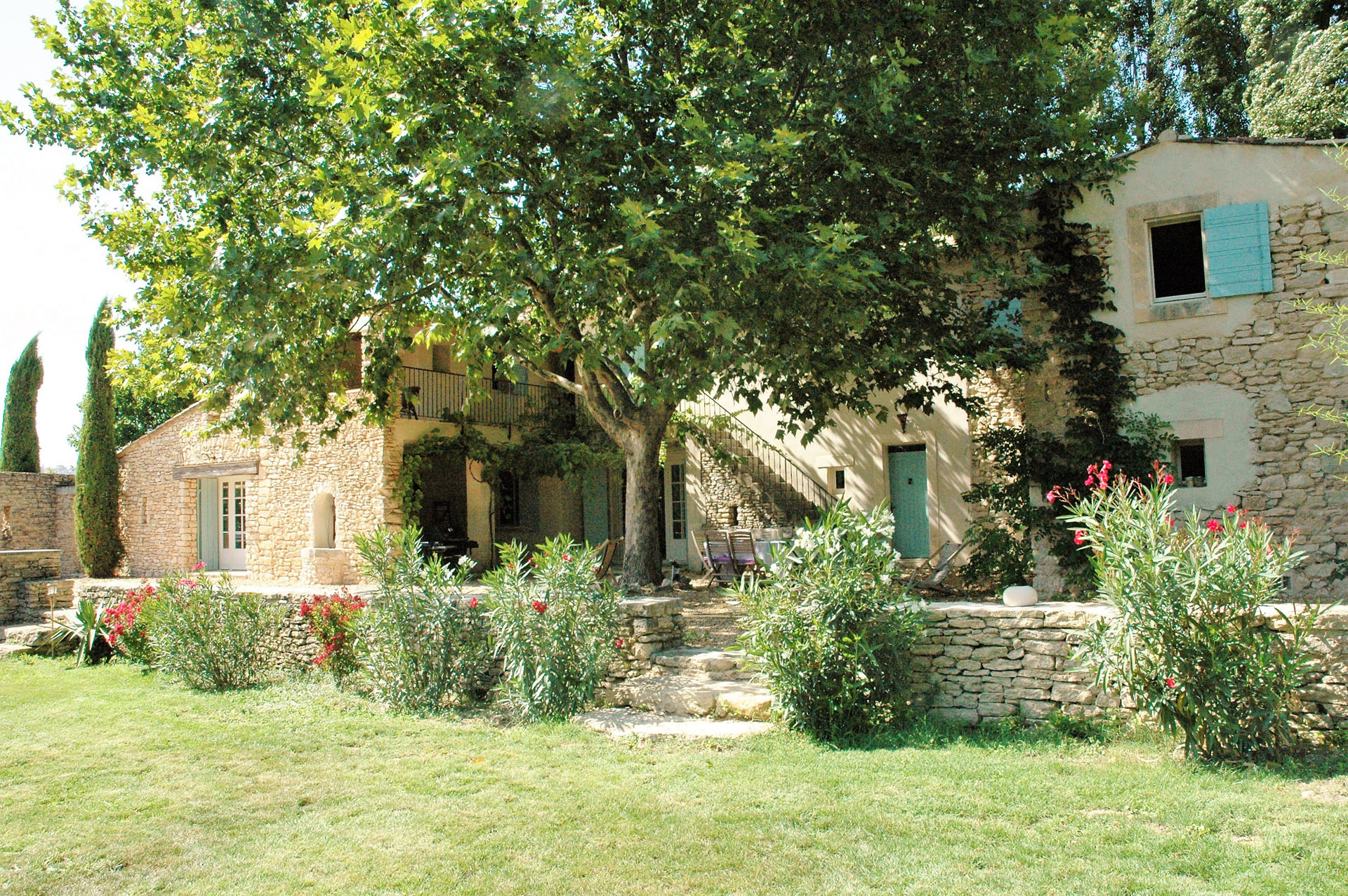 Location saisonnière en Luberon à 5 mn de Gordes, ferme restaurée avec soin  en pleine nature, au calme sur un grand terrain 
